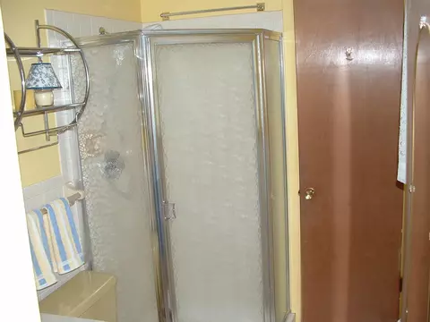Bath - 1641 Yorkshire Ct, Springfield, OH 45503 photo 1 of 6