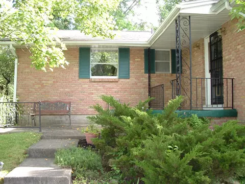 Exterior - 1641 Yorkshire Ct, Springfield, OH 45503 photo 2 of 17
