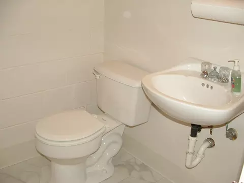 Bath - 1641 Yorkshire Ct, Springfield, OH 45503 photo 6 of 6