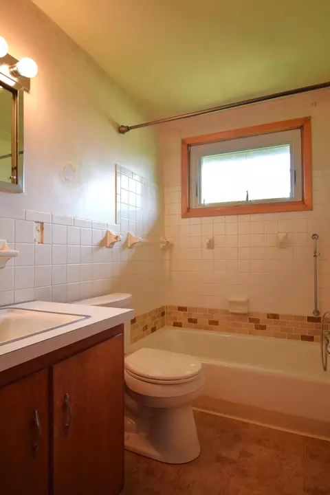 Bath - 1924 Sierra Ave, Springfield, OH 45503 photo 1 of 1