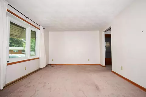 Living - 1924 Sierra Ave, Springfield, OH 45503 photo 2 of 3