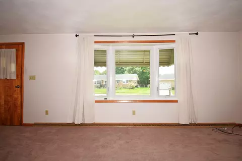 Living - 1924 Sierra Ave, Springfield, OH 45503 photo 3 of 3