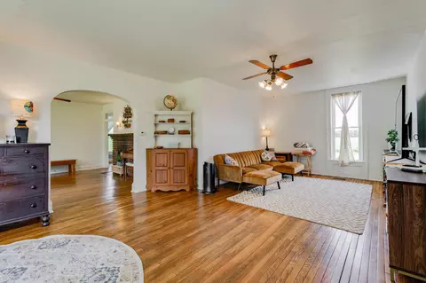 Living - 1508 Eagle City Rd, Springfield, OH 45504 photo 3 of 3