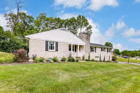 Exterior - 609 S Broadmoor Blvd, Springfield, OH 45504 photo 2 of 7