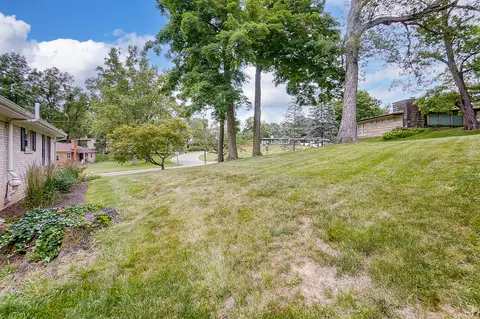 Exterior - 609 S Broadmoor Blvd, Springfield, OH 45504 photo 5 of 7