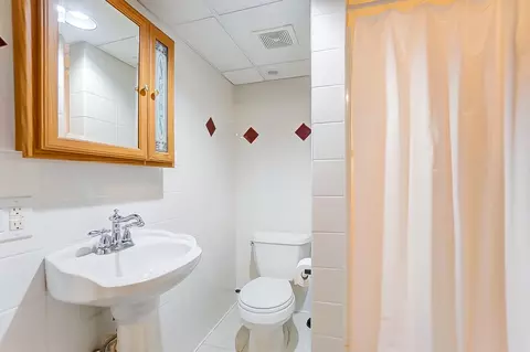Bath - 609 S Broadmoor Blvd, Springfield, OH 45504 photo 2 of 2