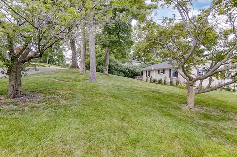 Exterior - 609 S Broadmoor Blvd, Springfield, OH 45504 photo 4 of 7