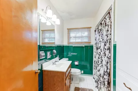 Bath - 609 S Broadmoor Blvd, Springfield, OH 45504 photo 1 of 2