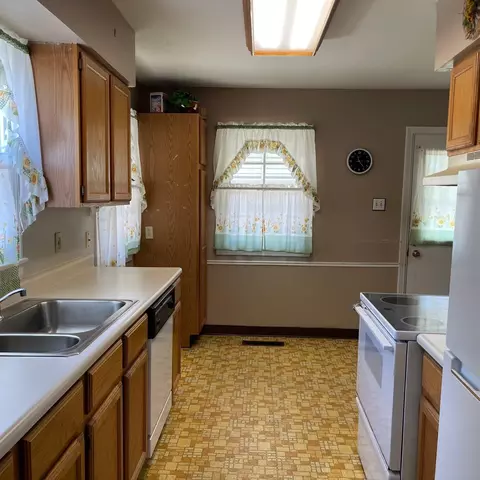 Kitchen - 2049 N Hadley Rd, Springfield, OH 45505 photo 1 of 4