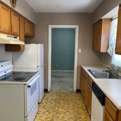 Kitchen - 2049 N Hadley Rd, Springfield, OH 45505 photo 2 of 4