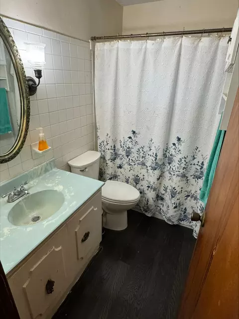Bath - 3020 Uplands Dr, Springfield, OH 45506 photo 1 of 1