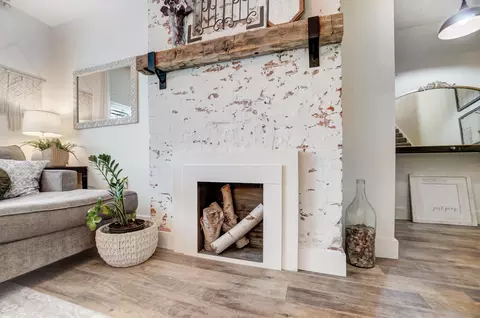 Living - 2055 Kenton St, Springfield, OH 45505 photo 2 of 4