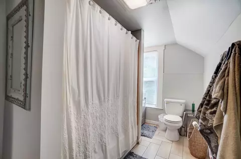 Bath - 2055 Kenton St, Springfield, OH 45505 photo 5 of 7
