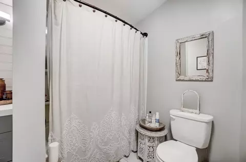 Bath - 2055 Kenton St, Springfield, OH 45505 photo 2 of 7