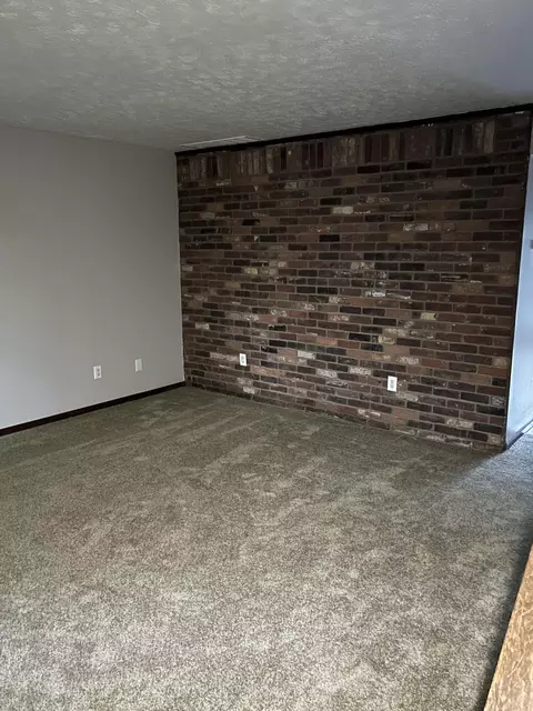 2433 Red Coach Dr, Springfield, OH 45503 photo 2