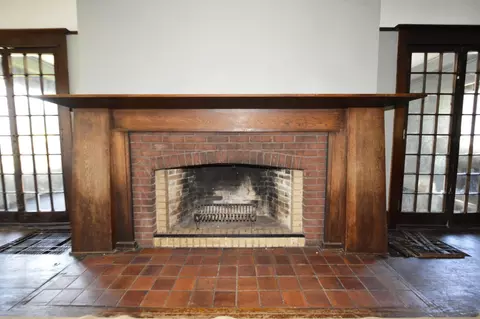 Living - 412 E High St, Springfield, OH 45505 photo 3 of 11