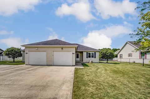 1207 Navajo Trl, Wapakoneta, OH 45895