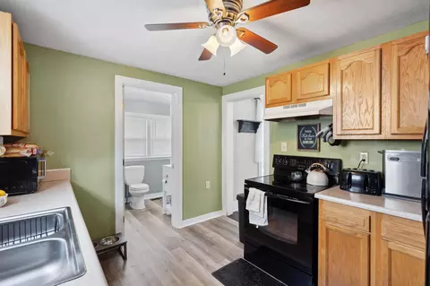Entry Way - 201 N Clairmont Ave, Springfield, OH 45503 photo 2 of 3