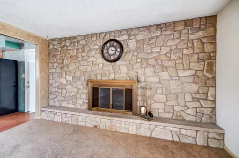 Living - 5410 Stoneridge Dr, Springfield, OH 45503 photo 3 of 3