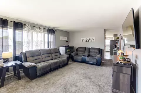 Living - 1027 Pine St, Springfield, OH 45505 photo 1 of 1