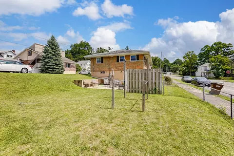Exterior - 1027 Pine St, Springfield, OH 45505 photo 4 of 6