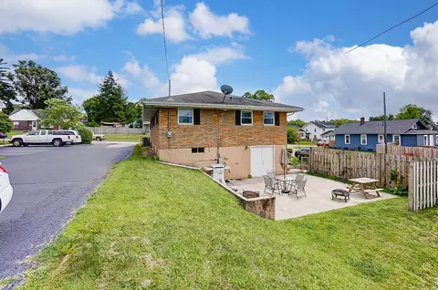 Exterior - 1027 Pine St, Springfield, OH 45505 photo 2 of 6