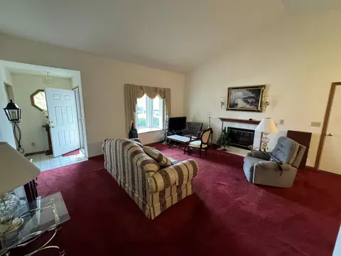 Living - 1196 Old Farm Ln, Springfield, OH 45503 photo 2 of 3