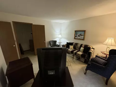 Living - 1196 Old Farm Ln, Springfield, OH 45503 photo 3 of 3