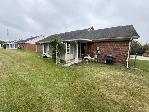 Exterior - 1196 Old Farm Ln, Springfield, OH 45503 photo 4 of 5