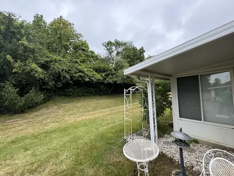 Exterior - 1196 Old Farm Ln, Springfield, OH 45503 photo 5 of 5