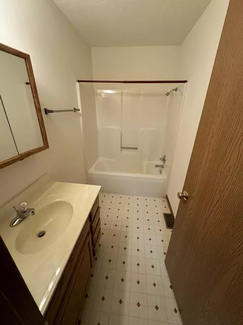 Bath - 1196 Old Farm Ln, Springfield, OH 45503 photo 2 of 2