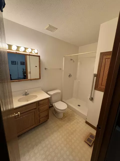 Bath - 1196 Old Farm Ln, Springfield, OH 45503 photo 1 of 2