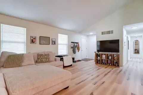 Entry Way - 577 Hiser Ave, Springfield, OH 45503 photo 3 of 3
