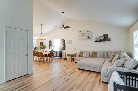 Entry Way - 577 Hiser Ave, Springfield, OH 45503 photo 2 of 3