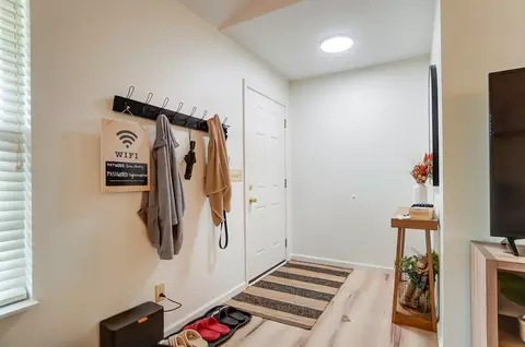 Entry Way - 577 Hiser Ave, Springfield, OH 45503 photo 1 of 3