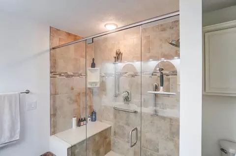 Bath - 577 Hiser Ave, Springfield, OH 45503 photo 3 of 4