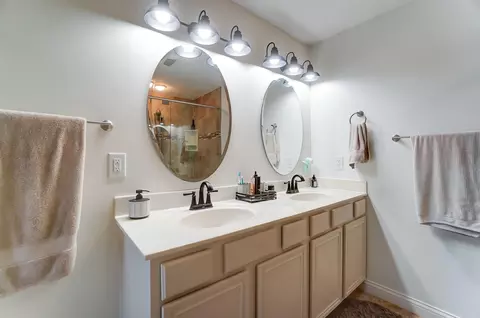 Bath - 577 Hiser Ave, Springfield, OH 45503 photo 2 of 4