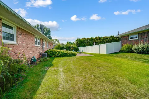 Exterior - 1522 Erika Dr, Springfield, OH 45503 photo 4 of 9