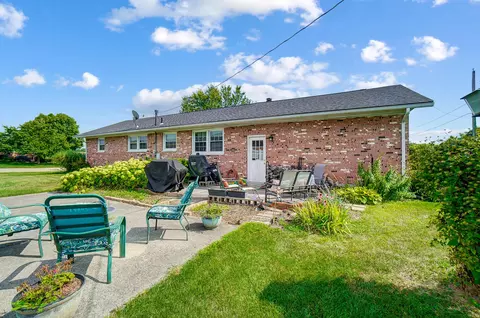 Exterior - 1522 Erika Dr, Springfield, OH 45503 photo 7 of 9
