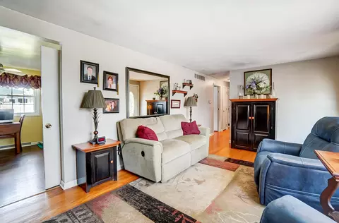 Living - 1522 Erika Dr, Springfield, OH 45503 photo 2 of 3