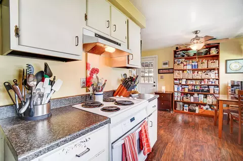Kitchen - 1522 Erika Dr, Springfield, OH 45503 photo 3 of 8