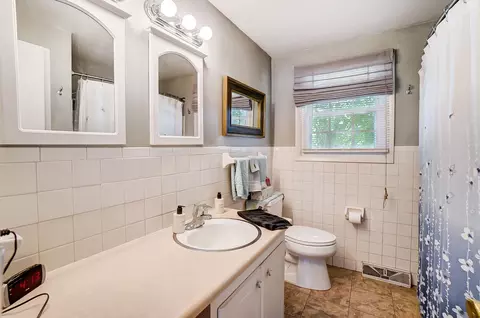 Bath - 1522 Erika Dr, Springfield, OH 45503 photo 1 of 1