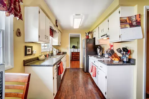 Kitchen - 1522 Erika Dr, Springfield, OH 45503 photo 6 of 8