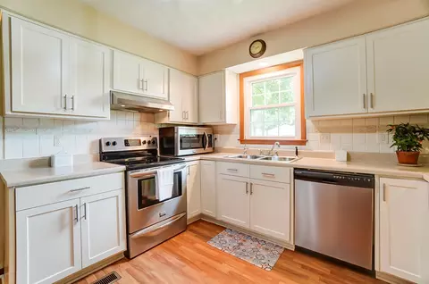 Kitchen - 1588 Willow Rd, Springfield, OH 45502 photo 3 of 9