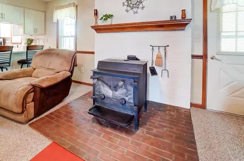 Living - 1588 Willow Rd, Springfield, OH 45502 photo 1 of 2