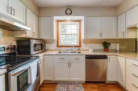 Kitchen - 1588 Willow Rd, Springfield, OH 45502 photo 6 of 9