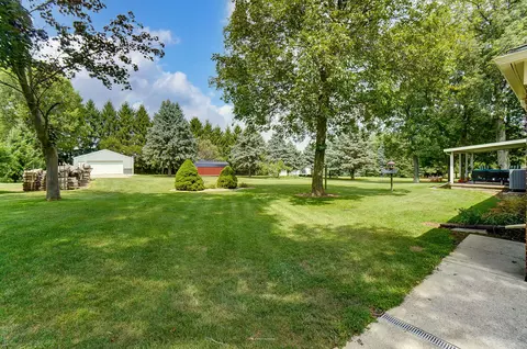 Exterior - 1588 Willow Rd, Springfield, OH 45502 photo 4 of 13