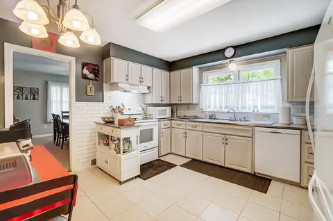 Kitchen - 2110 Saint Paris Pike, Springfield, OH 45504 photo 3 of 8