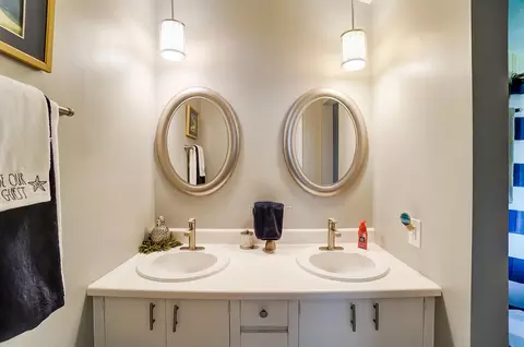 Bath - 2115 Oak Knoll Dr, Springfield, OH 45504 photo 8 of 9