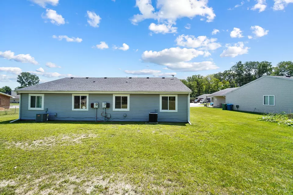 Exterior - 624 Mohican Ct, Sidney, OH 45365 photo 3 of 5